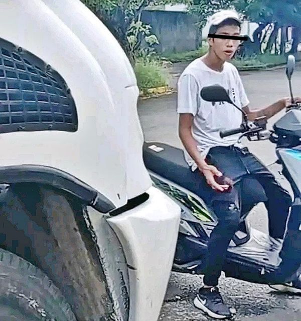 ¡SE PONEN BUZOS POR MOTO-RATÓN ARMADO CON CUCHILLO!