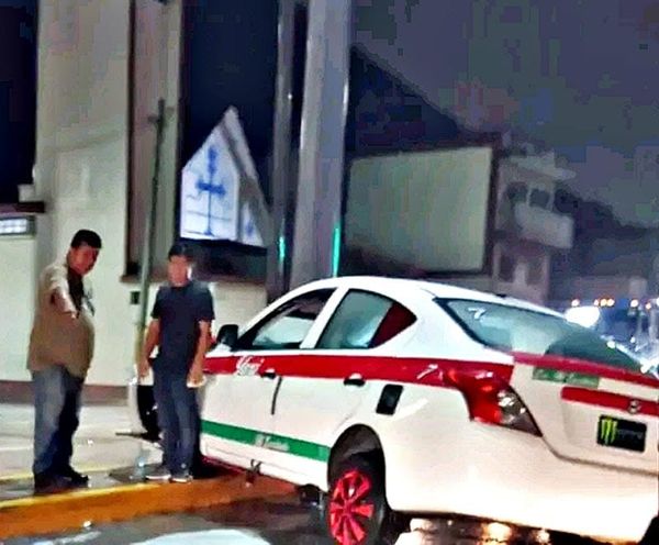 ¡DA VOLANTAZO Y SE DESBARATA EL TAXI 07!