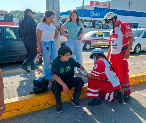 ¡DETIENEN A TAXISTA QUE CHOCÓ CON REPARTIDOR!