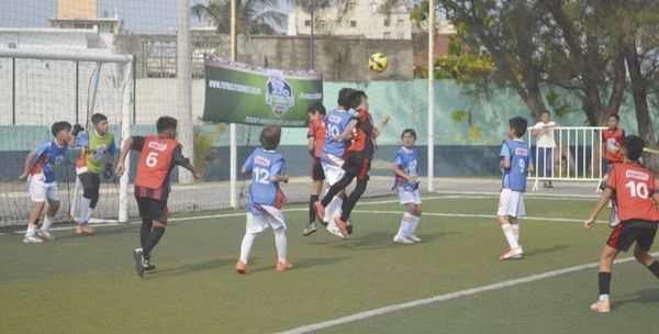 LA OTRA MITAD DE LA CANCHA | EL FÚTBOL DEL MAÑANA - En el fútbol solemos medir el éxito por los campeonatos, los fichajes o los estadios llenos. Son indicadores importantes, pero ninguno de ellos garantiza el futuro de un club. El verdadero…