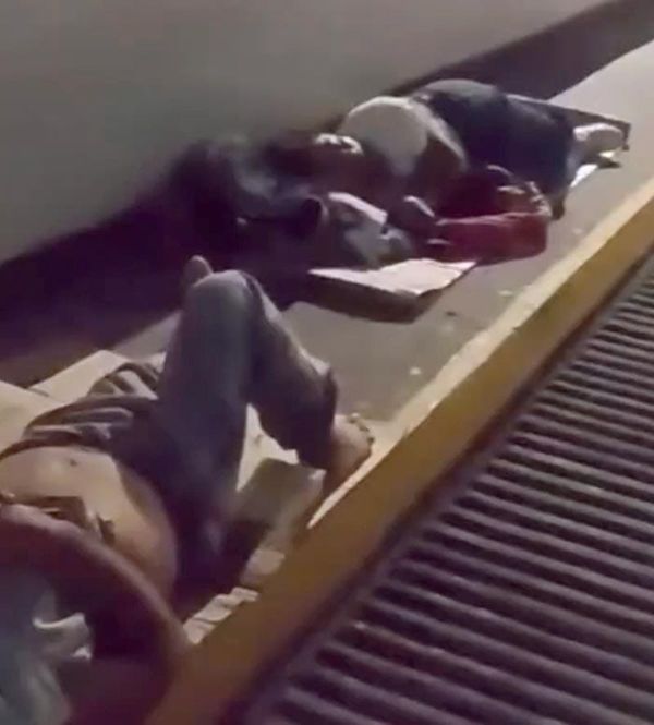 ¡SE DUERMEN EN ESCALERAS Y RAMPAS!