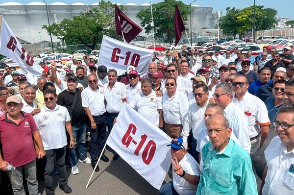 ¡TAXISTAS PIDEN PISO PAREJO!