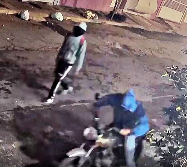 ¡PAREJA DE MALANDROS ROBAN MOTOS EN LA COLONIA HIDALGO!
