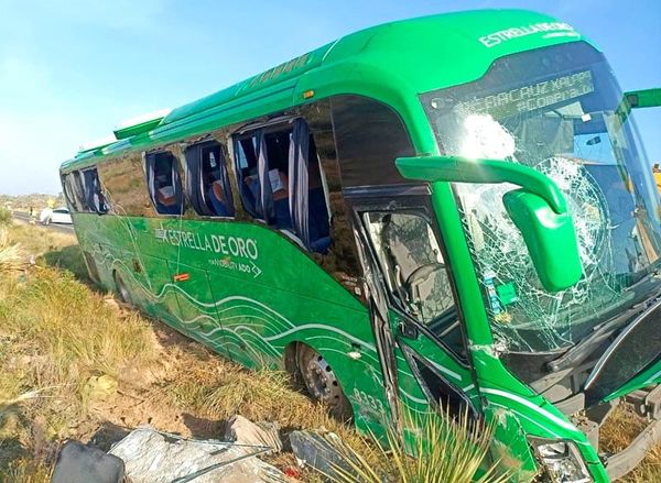 ¡CAMIONAZO EN PEROTE! - VOLCÓ AUTOBÚS EN LA AUTOPISTA CON SALDO DE TRES HERIDOS