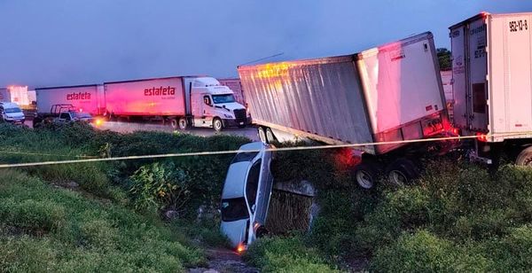 ¡CARAMBOLAZO EN LA AUTOPISTA! - CHOCAN DOS TRACTOCAMIONES Y UN AUTO QUE TRIPULABAN UNA DAMA Y DOS MENORES