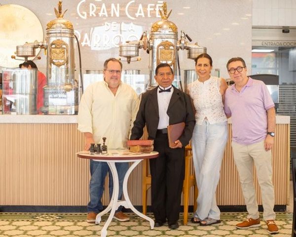¡JUÁREZ “LLEGA” A LA PARROQUIA! - Y NO ERA IA