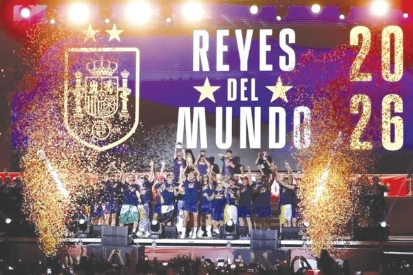 ¡LOCOS POR EL TÍTULO! - *2 millones de españoles celebran con la Furia Roja, 16 años después