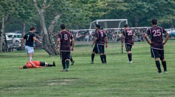 ¡SALVAJE GOLPIZA AL ARBITRO! - DON FELIX FUE AGREDIDO A PATADAS POR UN JUGADOR DEL ATLETICO BRASIL