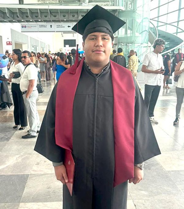 CELEBRAN GRADUACIÓN DE EVAN JOSEF LARA TORRES