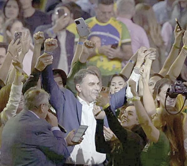 En una convención en Sao Paulo, el Partido Liberal eligió al senador de 45 años para medirse con el izquierdista Lula da Silva.