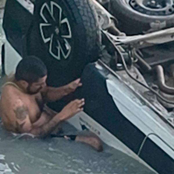 ¡CAMIONETA VOLCÓ Y CAYÓ EN CANAL DE AGUAS NEGRAS!