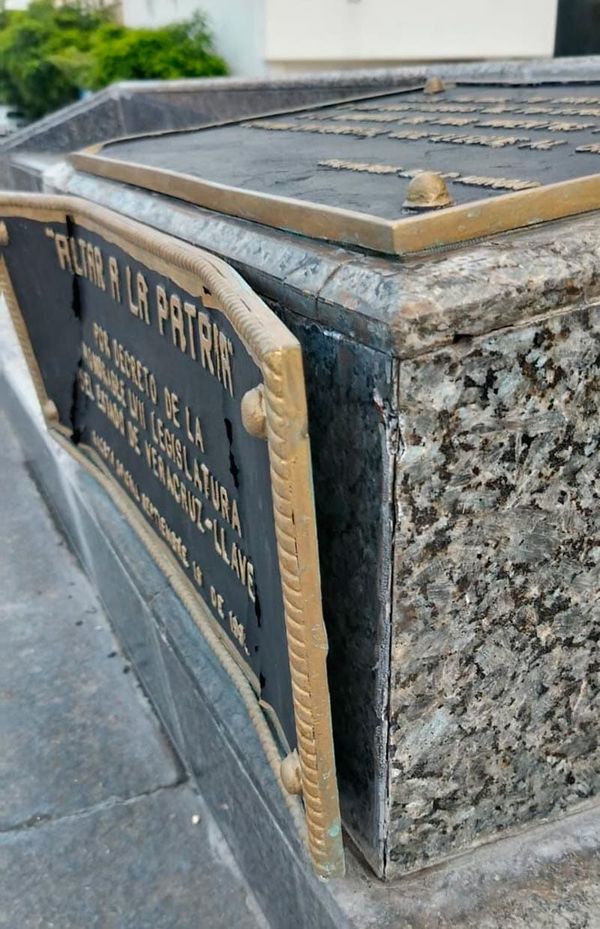 ¡CASI ARRANCAN PLACA DE BRONCE DE OBELISCO!