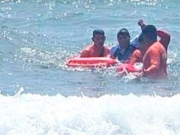 ¡RESCATAN A TRES BAÑISTAS EN CHACHALACAS!
