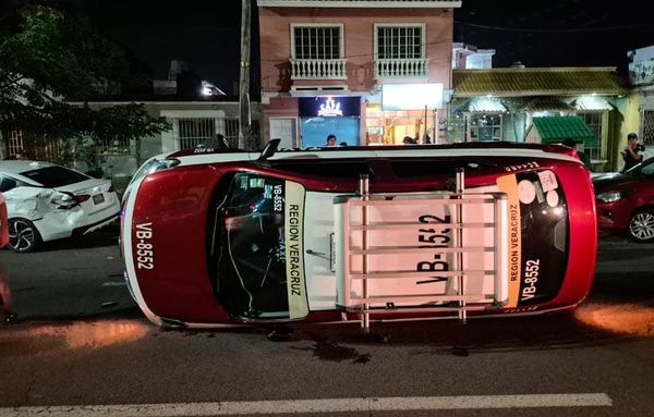 ¡VOLCÓ TAXI TRAS PEGARLE A COCHES ESTACIONADOS!