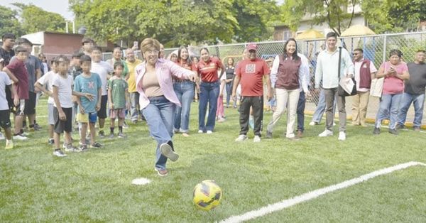 ¡INAUGURA ROSA MARÍA CANCHA DEPORTIVA EN “LA POCHOTA”!