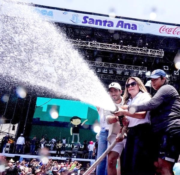 ¡LOS BAÑARON! - Y SIGUE LA SANTA ANA