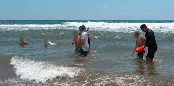 ¡SALVAN A CUATRO BAÑISTAS EN PLAYA DE CHACHALACAS!