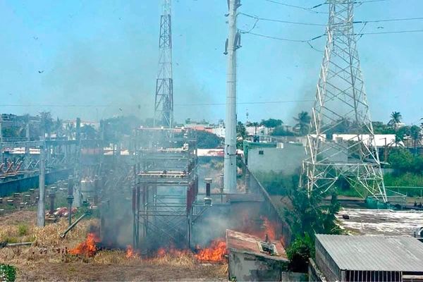 ¡SE INCENDIA SUBESTACIÓN DE LA CFE Y PROVOCA APAGONES EN COLONIAS!