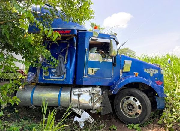 ¡SE PEGAN TRANCAZO TRÁILER CONTRA CAMIONETA EN PASO DEL TORO!