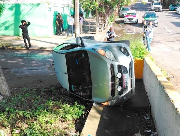 ¡AUTOMÓVIL VOLCÓ EN EL PUENTE CHUECO!