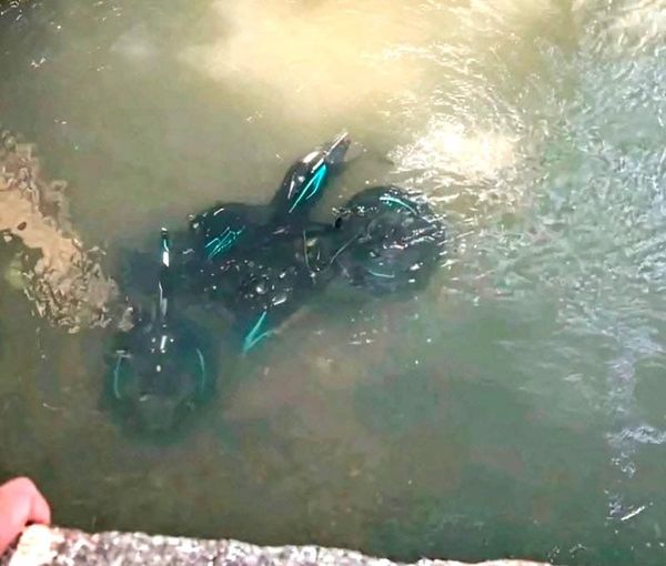 ¡PIERDE LA VIDA AL CAER CON SU MOTO AL RÍO!