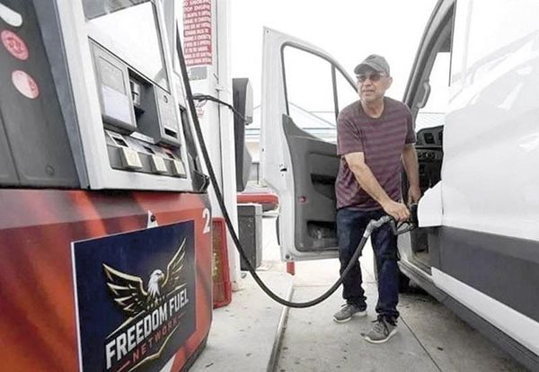 ¡SUBE GASOLINA EN EU A 4 DÓLARES POR GALÓN!