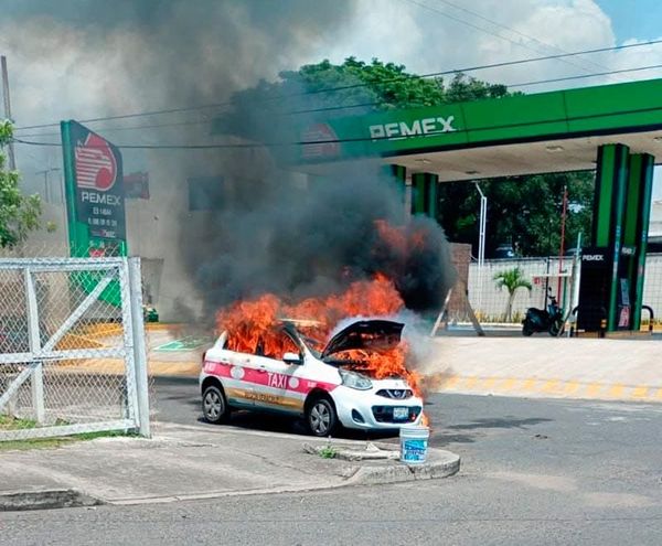 ¡TAXI QUEDA COMO CHATARRA TRAS INCENDIARSE EN LA COLONIA POCITOS Y RIVERA!