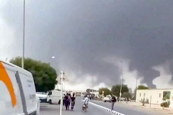 ¡ATACAN LOS HUTÍES A PETROLERA DE ARABIA!