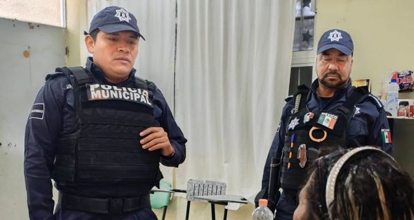 ¡LE PARTEN LA CARA DE UN BOTELLAZO!