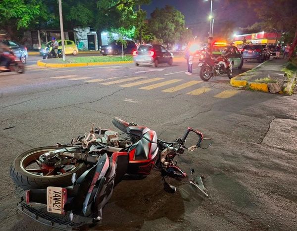 ¡CONDUCTORA DEJA FRACTURADA DE LA PIERNA A MOTOCICLISTA!