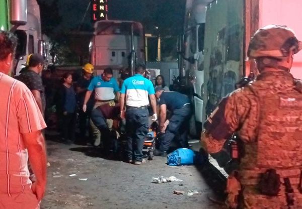 ¡FALLÓ “EL GATO” Y TRÁILER LE CAYÓ ENCIMA A MECÁNICO!