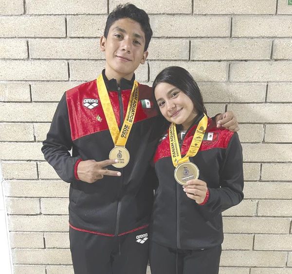 ¡LEAH CARDOZA Y VÍCTOR AMADOR SE BAÑAN EN ORO!