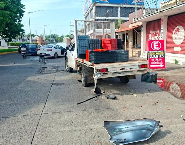 ¡PIERDE EL CONTROL Y COLISIONA CONTRA CAMIONETA CON POLLOS!