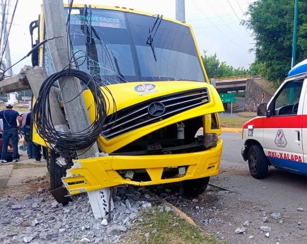 ¡CAMIÓN URBANO CHOCA CONTRA POSTE EN XALAPA!