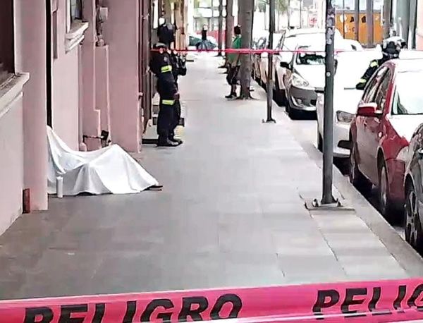 ¡CAYÓ MUERTO EN LA BANQUETA!