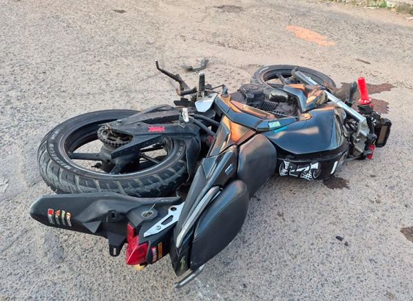 ¡FALLECIÓ MOTOCICLISTA ATORADO DEBAJO DE AUTO ESTACIONADO!