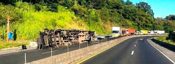 ¡TRAILERO PIERDE LA VIDA EN VOLCADURA EN JILOTEPEC!