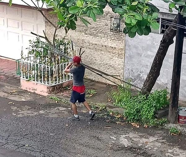 ¡CÁMARA GRABÓ A LADRÓN CARGANDO TRAMOS DE TUBERÍA!