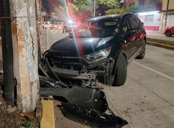 ¡FAMILIA SALE ILESA AL CHOCAR SU CAMIONETA CONTRA POSTE DE CFE!