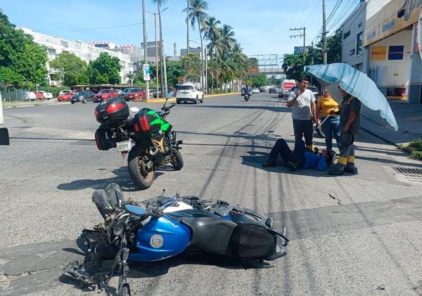 ¡MOTOCICLISTA SE IMPACTÓ CONTRA TAXI!