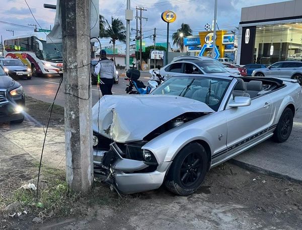 ¡MUSTANG DESTROZADO AL ESTRELLARSE CONTRA POSTE!