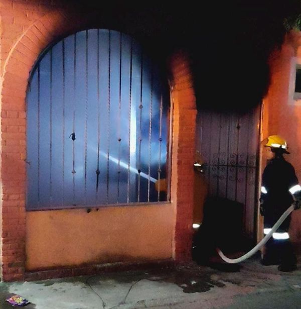 ¡PIRÓMANO PROVOCA INCENDIO EN VIVIENDA!