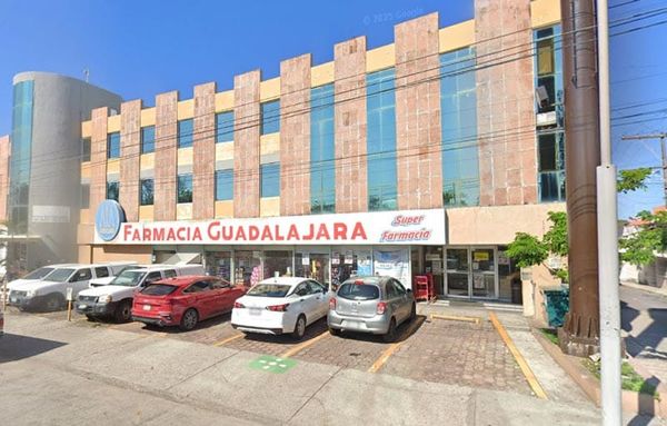 ¡PISTOLEROS ROBARON CASI 5 MIL PESOS EN FARMACIA GUADALAJARA!