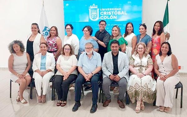 CARLA FRANZ ROMERO RECIBE RECONOCIMIENTO POR 25 AÑOS DE TRAYECTORIA