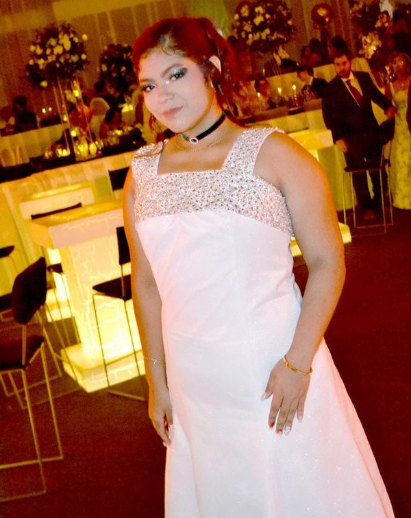 MAILY SE GRADÚA DE BACHILLERATO