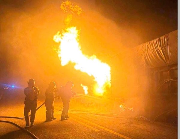 ¡ARDIÓ “MONSTRUO” EN CARRETERA DE LAS CHOAPAS!