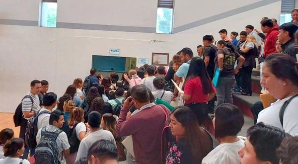 ¡FUE UN CAOS! - *Citan a maestros en Xalapa para nuevas órdenes de presentación