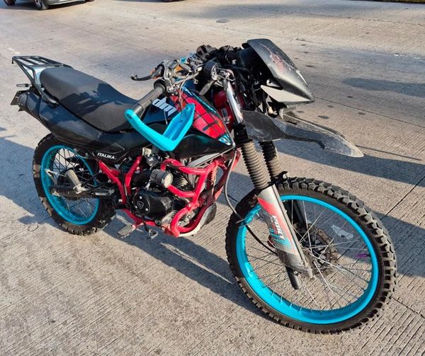 ¡MOTO-REPARTIDOR COLISIONA CONTRA AUTO!
