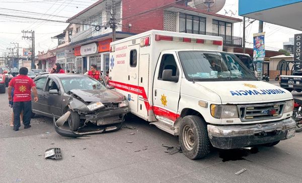 ¡PAREJA DE ABUELITOS SALEN ILESOS AL IMPACTARSE CONTRA AMBULANCIA!