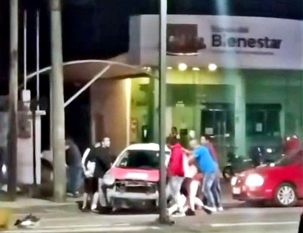 ¡TAXISTA HERIDO POR ENCONTRONAZO FRENTE AL BANCO BIENESTAR!
